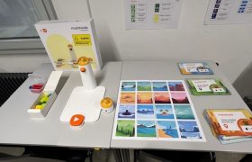 Tisch, auf dem Lernspiele liegen