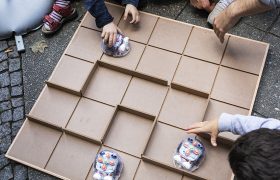 Kinder spielen mit programmierbarem Spielzeug